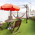 Quarto em Acomodações Particulares Bright With Ac And Rooftop Terrace In The Heart Of *