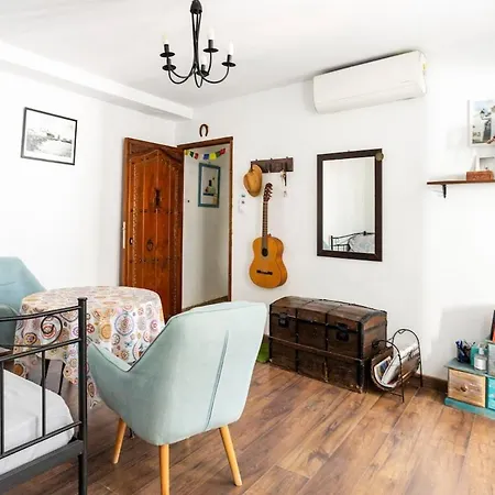 Quarto em Acomodações Particulares Bright With Ac And Rooftop Terrace In The Heart Of